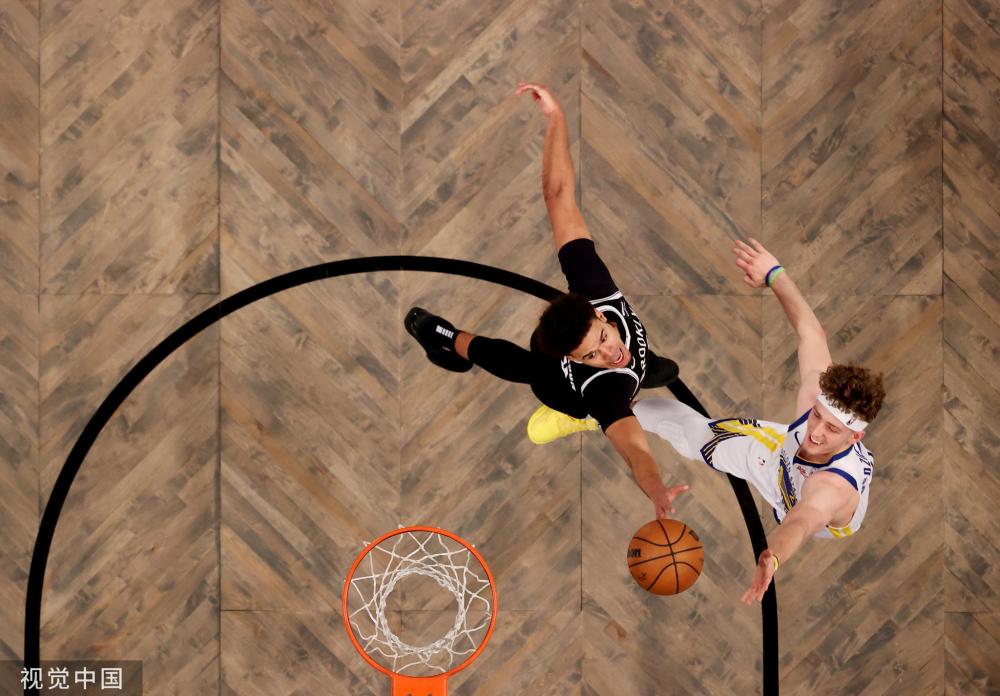 视频中他与 视频中他与